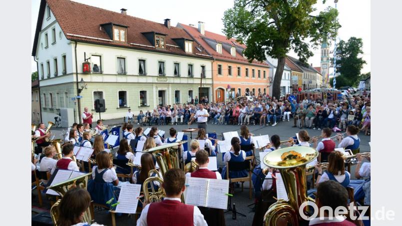 Bürgermeister Rainer Rewitzer versucht sich als Dirigent beim &quot;Böhmischen Traum&quot; und zeigt sich dabei sehr &quot;beweglich&quot;. Bild: bey