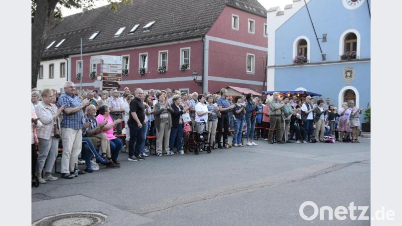 Ob beim &quot;Böhmischen Wind&quot; oder auch zum Schlussapplaus, da stehen die Zuhörer begeistert auf. Bild: bey
