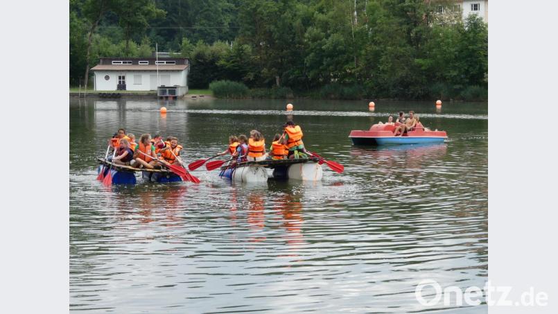 Im Floß über den Rußweiher: Das ist ein ganz besonderes Erlebnis in der ersten Woche der Ferienfreizeit. Bild: rn