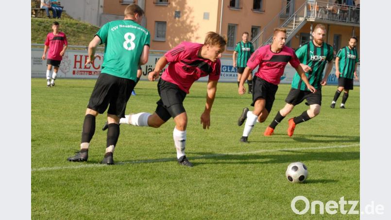 Die zweite Mannschaft des FC Tirschenreuth verteidigte mit dem 3:1-Sieg gegen den TSV Neualbenreuth die Tabellenführung in der Kreisklasse Stiftland. Hier dringt Michael Gmeiner (Zweiter von links) in den Strafraum der Gäste ein. Bild: gb