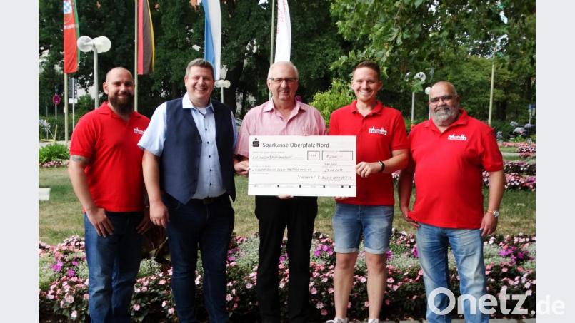 Über 1200 Euro freut sich Herbert Putzer, Vorsitzender der Kinderkrebshilfe. Das Geld überreichen die Mitglieder des Fanclub &quot;D#Weidna&quot; und Heiko Hering. Bild: exb
