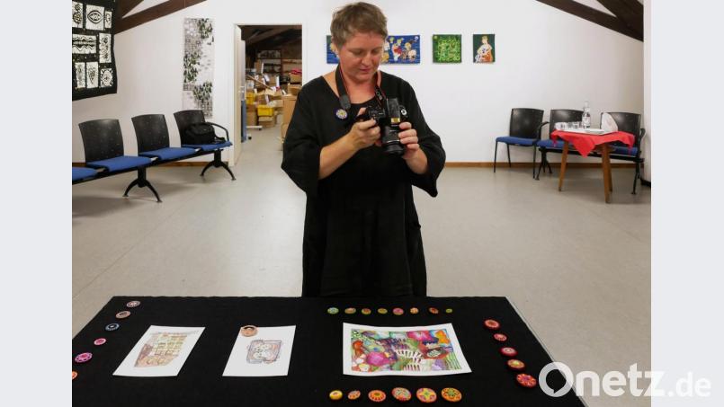 Bevor der Aufbau mit einer Plexiglashaube verschlossen wird, fotografiert Jutta Kohlbeck das Arrangement. Bild: tr