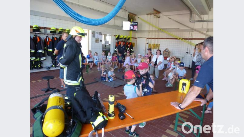 Früh übt sich, was einmal ein guter Feuerwehrmann, eine Feuerwehrfrau werden will. Bild: bk