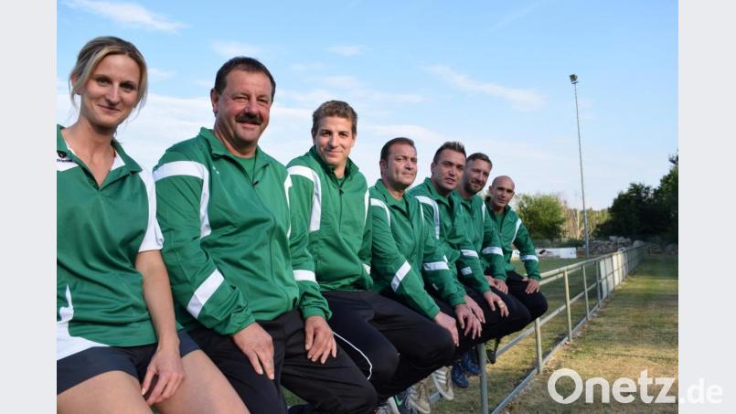 Die Jugendtrainer der DJK Neuhaus: Kathrin Hochstetter, Martin Heimerl, Dominik Sertl, Jörg Gleißner, Abteilungsleiter Jugend Markus Schmidkonz, Andreas Koller und Christian Ermer (von links). Bild: szl