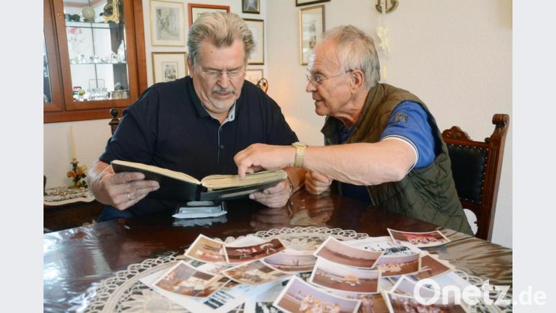 Fotos, Zeitungsberichte und ein Album fördern die Erinnerungen an &quot;Spiel ohne Grenzen&quot; im Jahr 1969 wieder zutage: (von links), Hans Sperrer und Norbert Griesbacher waren als Leistungssportler mit von der Partie. Bild: Gabi Schönberger