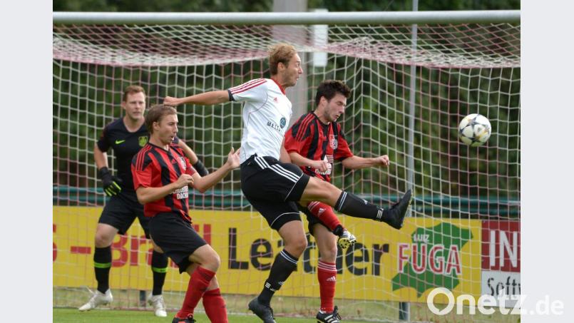 Alexander Graf (Mitte) scheitert hier knapp an der Paulsdorfer Abwehr. Bild: ref