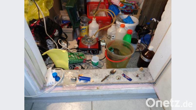 Polizisten fanden am Dienstag in einer Wohnung in Bayreuth verschiedene Utensilien mit denen illegal Amphetamin und Methamphetamin hergestellt wurden. Am Tag darauf wurde der 31-jährige Wohnungsbesitzer festgenommen. Bild: Polizei