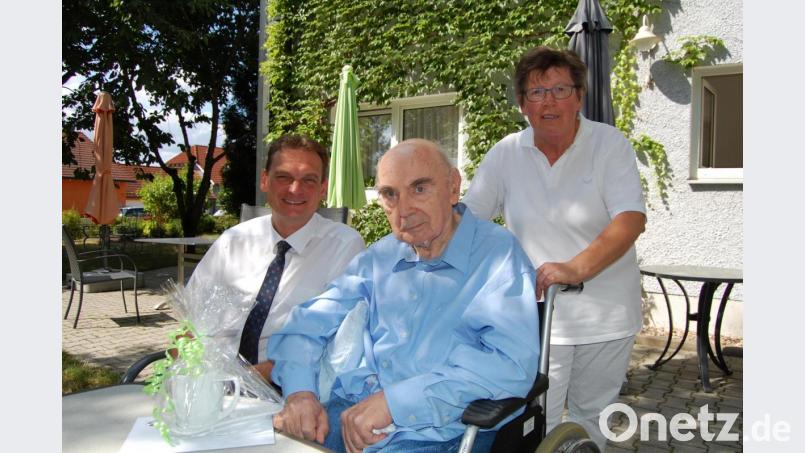 Alfons Bösl (Mitte) feiert im Seniorenheim Löffler seinen 75. Geburtstag. Bild: sm