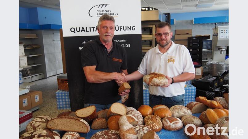 Nach Beendigung der Brotprüfung 2019 übergibt Obermeister Wolfgang Schmid alle eingereichten Lebensmittel an Klaus Meier von der Tafel Weiden. Bild: Bühner