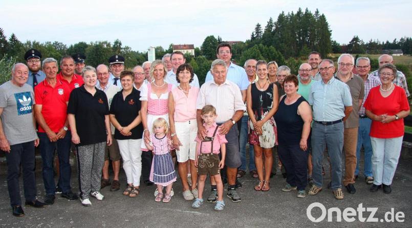 Manfred Griebel (vorne in der Mitte) ist bekannt und geschätzt. Eine große Gratulantenschar ließ den Falkenberger an seinem 80. Geburtstag hochleben. Bild: wro