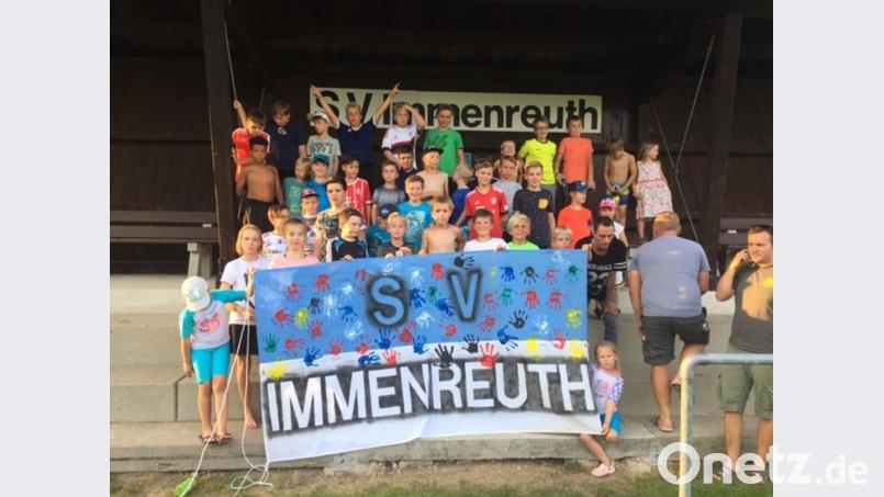 Mit ihren Handabdrücken verewigen sich die jungen Teilnehmer am Zeltlager auf einer Fahne. Diese gilt es auch, während der drei Tage zu bewachen. Bild: jlr