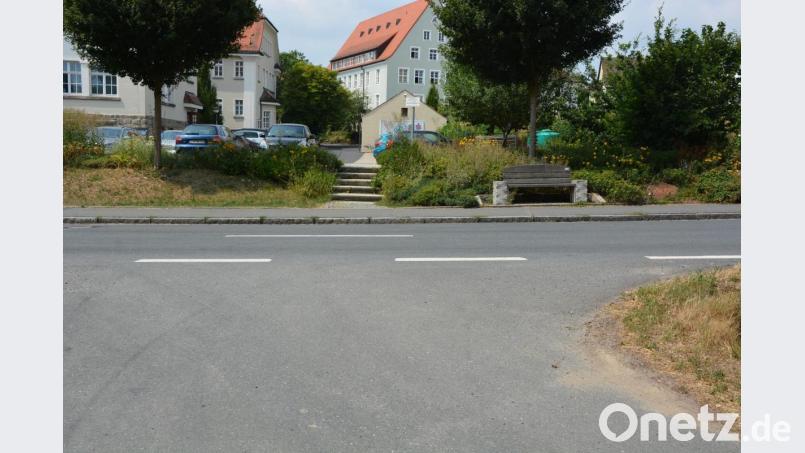 Ab dieser Treppe soll in der Mähringer Straße eine Fußgängerquerung vom Landratsamt zum Parkplatz neu gebaut werden. Erreicht werden soll dies mit einer kleinen Verkehrsinsel werden, die den Durchgangsverkehr bremsen soll. Bild: jr