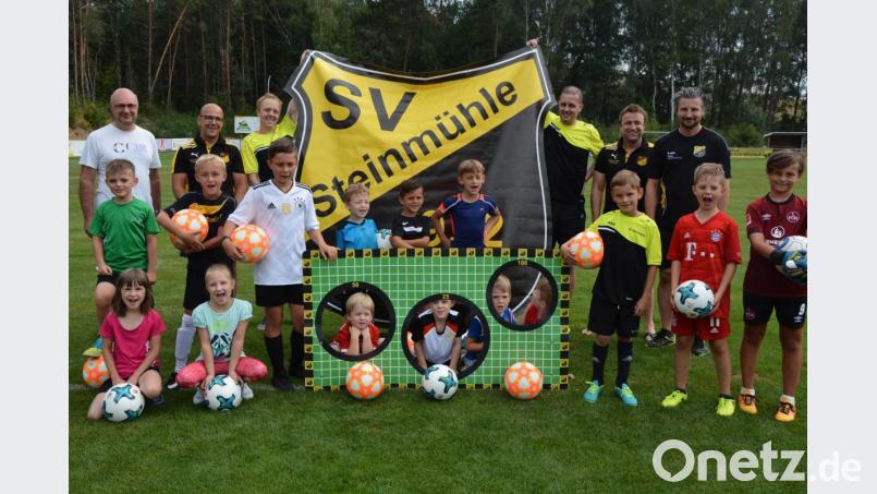 Die Teilnehmer des Schnuppertrainings beim SV Steinmühle mit Jugendleiter Christian Hecht (hinten, Zweiter von rechts), Trainern und Übungsleitern sowie dem städtischen Jugendbeauftragten Wolfgang Hecht (links). Bild: jr