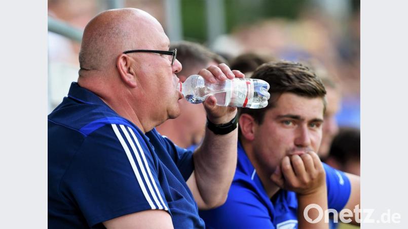 Bislang kann sich Rüdiger Fuhrmann, Trainer des SV Etzenricht, ganz beruhigt einen Schluck Wasser gönnen. Seine Truppe weist nach zwei Spielen in der Bezirksliga Nord noch eine makellose Bilanz auf. Bild: btg
