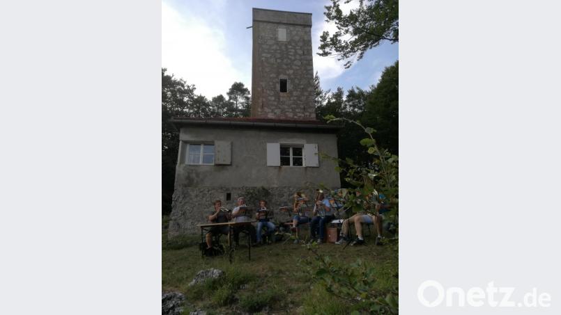 Vor dem Turm probt der Posaunenchor. Ganz Hirschbach hört im Tal mit. Bild: rrd