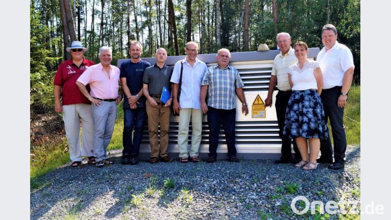 Reinhard Geyer, Günter Stich, Erich Dannhäußer (alle Zeno), Kreisbaumeister Werner Kraus, Karl Lorenz, Boris Damzog, Helmuth Wächter, Alexandra Schopf und Bernhard Schmidt (von links) präsentieren die Stelle, wo die Photovoltaikanlage der Bürgerenergie West entstehen soll. Bild: arw