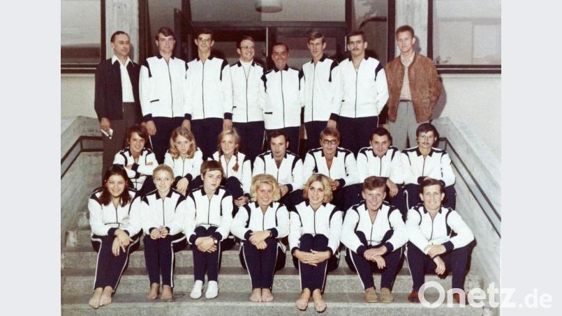 Das Weidener Team von 1969 mit dem Trainer Hans Badhorn (hinten, links), Oberbürgermeister Hans Schelter (hinten,Vierter von rechts), Norbert Griesbacher (hinten, Fünfter von rechts), Hans Sperrer (hinten, Zweiter von rechts) und Trainer Lothar Höhn (hinten, rechts). Repro: Gabi Schönberger