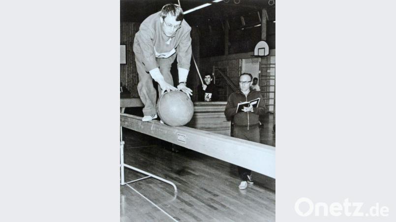 Mit dem Medizinball über den Balken balancieren. Eine der Übungen, mit denen sich Norbert Griesbacher und die weiteren Jugendlichen aus Weiden für den Wettkampf fit machten. Repro: Gabi Schönberger