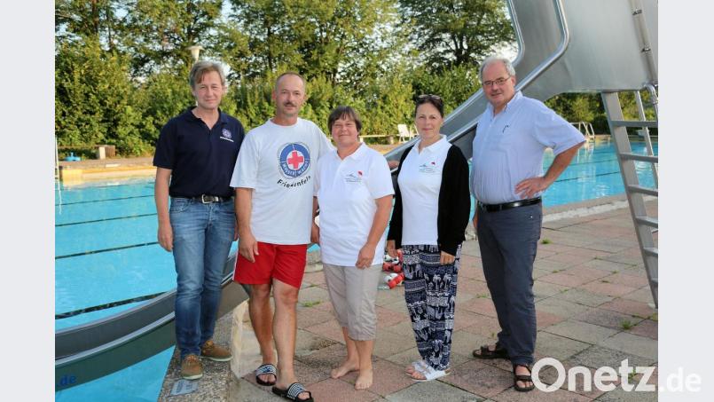 Zur Abschlussbesprechung „50 Jahre Freibad Friedenfels“ trafen sich (von links) der Vorsitzende der Wasserwacht, Markus Münchmeier, und Jugendleiter Markus Kellner, die beiden Vorsitzenden des Freibad-Fördervereins, Lisa Rauh und Patricia Henze, und Bürgermeister Gottfried Härtl. Bild: bsc
