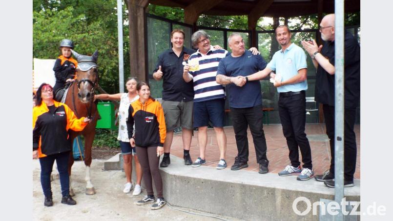 Herbie Sciotto (Dritter von rechts) und Reinhold Bortner (Vierter von rechts) von den „The FUNtastic 8“ überreichten die Spende aus der Vorabend-Party des Weidener Bürgerfestes an die RFZ-Gemeinschaft Moosbürg und an den Stadtjugendring. Bild: lst