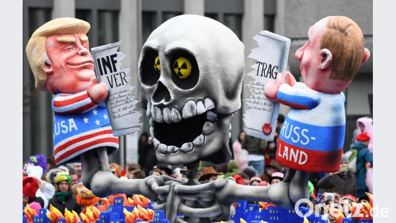 Ein Wagen beim Rosenmontagszug in Düsseldorf nahm dieses Jahr die Politik von Donald Trump (links) und Wladimir Putin aufs Korn. Nun haben die USA und Russlands den INF-Vertrag über das Verbot landgestützter atomarer Mittelstreckenwaffen beerdigt. Bild: Ina Fassbender/dpa