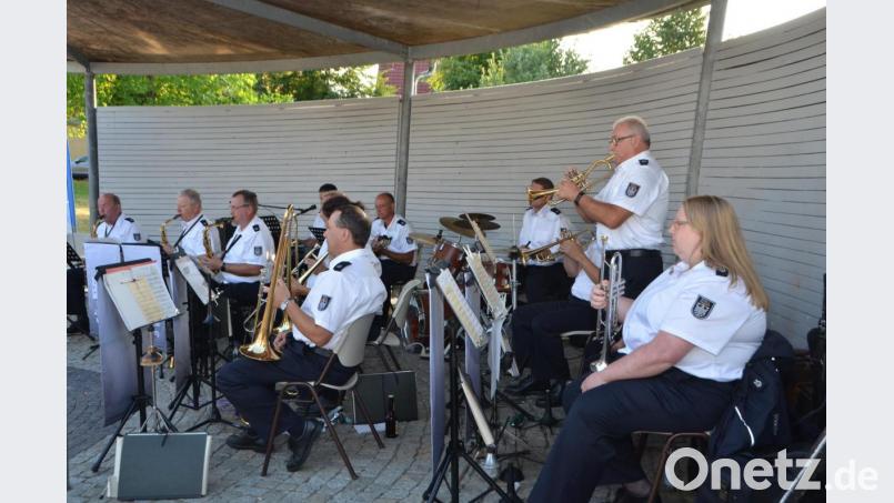 Die Musikerinnen und Musiker der Zollkapelle Nürnberg hinterließen eine wunderbar musikalische Visitenkarte, die bei den Zuhörern Beifallsstürme auslöste. Der einzige Pensionist in der Gruppe liefert ein traumhaftes Trompetensolo ab. Bild: dob