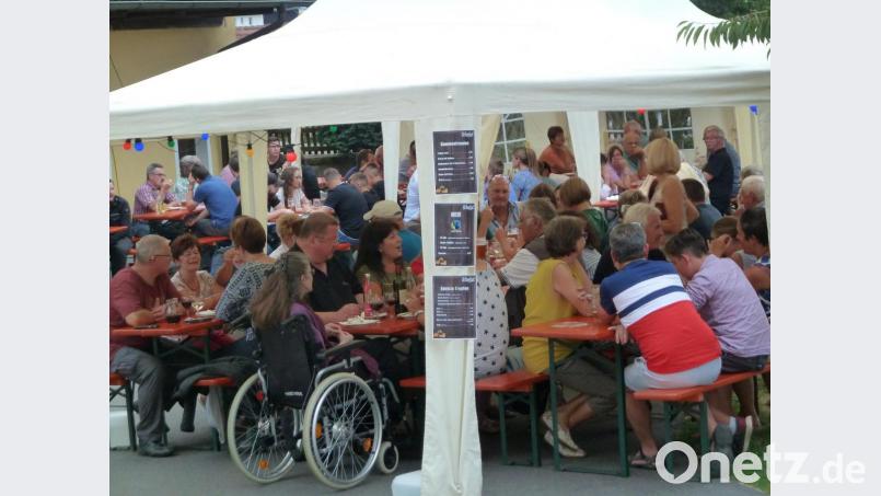 Gut gelaunte Besucher beim Weinfest. Bild: wrt