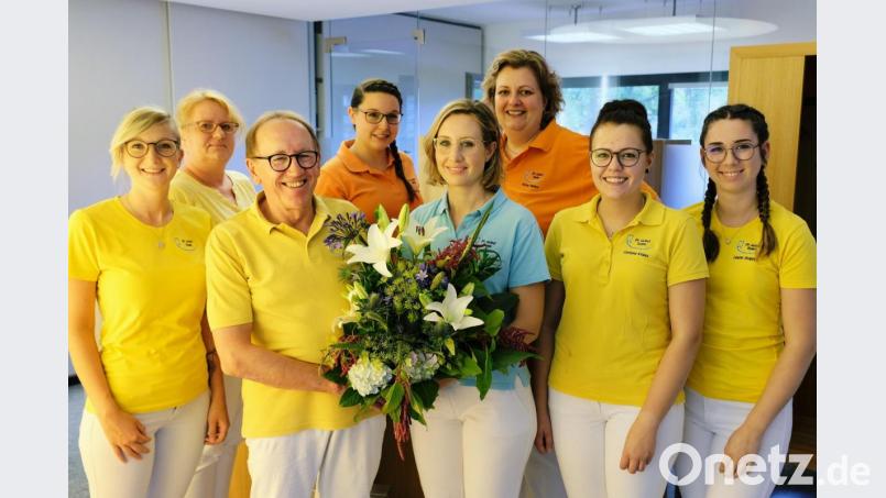 Übergabe im Hause Gebel: Ab sofort führt Tochter Britta Gebel (mit Blumenstrauß) die Eschenbacher Zahnarztpraxis. Vater Dr. Wolfgang Gebel tritt ins zweite Glied zurück. Bild: do