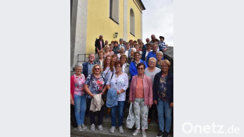 Der Chor mit Gästen beim Treppenaufgang zur Niedermuracher Kirche Bild: Andreas Hubmann