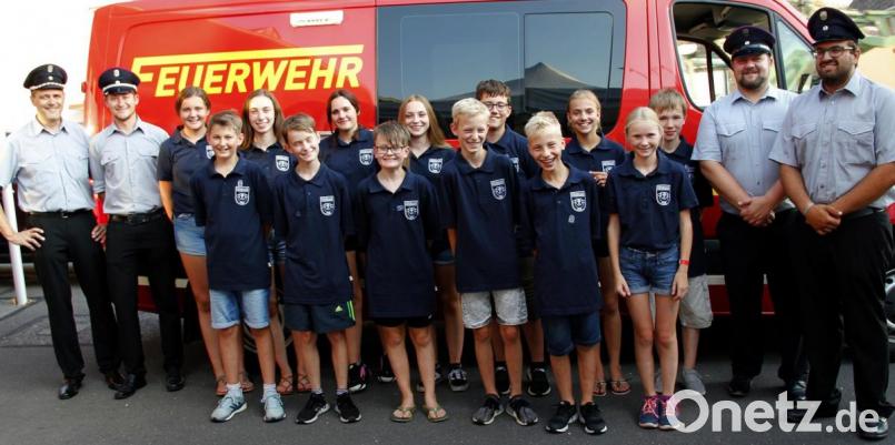 Andreas Albrecht (von links) und Thomas Kaiser sowie (stehend von rechts) Daniel Zimmerer und Umberto Vicenzotto freuen sich über den Erfolg des Nachwuchses der Feuerwehr. Bild: zer