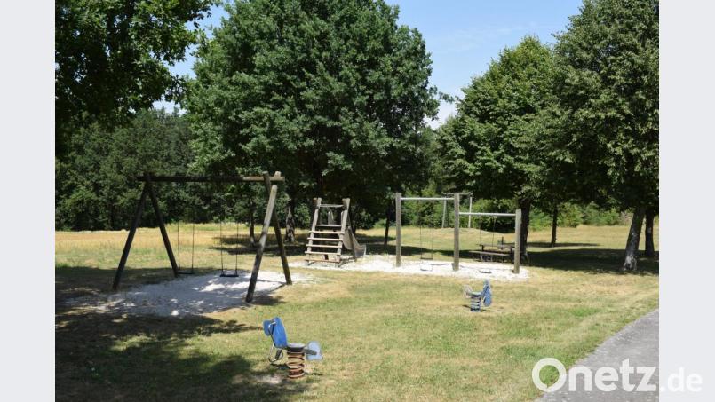 Aus Sicherheitsgründen musste am Spielplatz &quot;Rabenbühl&quot; die Seilbahn abgebaut werden. Jetzt kommt eine völlig Neugestaltung ins Gespräch. Bild: bnr