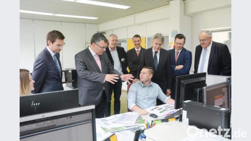 Beeindruckt von der hochmodernen Digitaldrucktechnik zeigten sich nicht nur die Gäste aus der Politik beim Rundgang. Bild: Gabi Schönberger