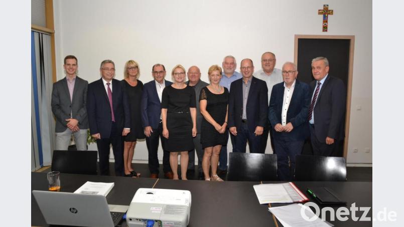 SGW- Geschäftsführer Günther Kamm (Zweiter von links) mit Abteilungsleiter Florian Blei, Prokuristin Sabine Graßl (links und rechts von ihm) und den Aufsichtsräten. Bild: hcz
