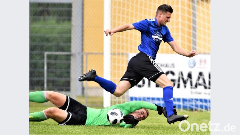 In dieser Szene scheiterte Weidens Stürmer Josef Rodler an Keeper Michael Herrmann (SpVgg Pfreimd). Dennoch setzten sich die Schwarz-Blauen klar mit 5:0 durch. So eindeutig dürfte es am Sonntag in Burglengenfeld nicht werden. Bild: btg