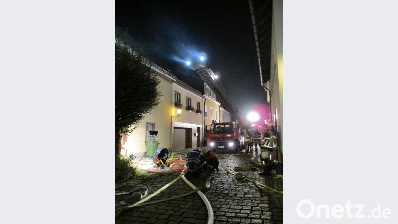 Die Feuerwehren waren rasch am Brandort in der Angermannstraße. Auch die Drehleiter war im Einsatz. Bild: Feuerwehr Tirschenreuth/exb