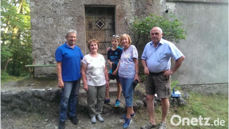 Georg Hartmann, Renate Haller, Noah Sperber, Irmgard Bühlmeier und MSC-Vorsitzender Reinhard Regler (von links) vor dem schweren eisernen Eingangstor zum Turm. Bild: rrd