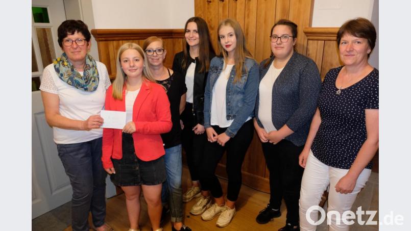 Sprecherin Elisabeth Nickl (links) sowie die Vorstandsmitglieder Melanie Reis (Dritte von links) und Siglinde Kroher (rechts) übergeben im Namen des Katholischen Frauenbundes den Oberministrantinnen eine 200-Euro-Spende. Bild: do