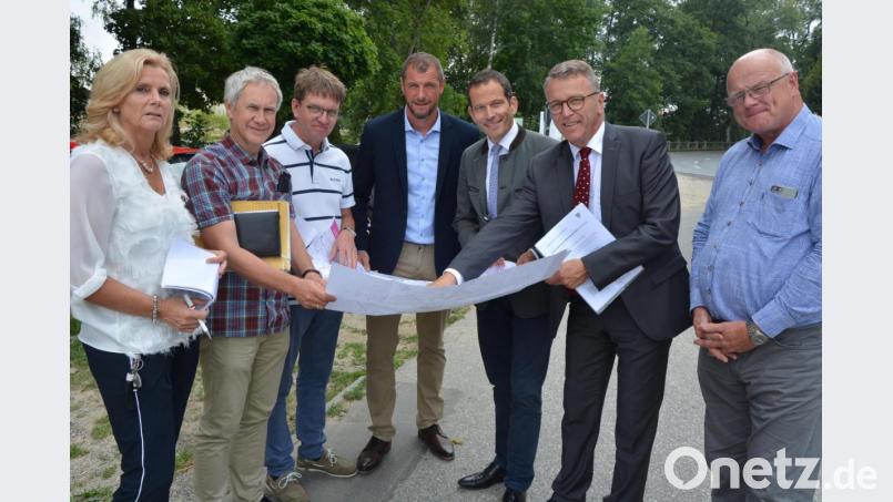 Beim Arbeitstreffen mit dabei waren (von links) Andrea Lang (wissenschaftliche Mitarbeiterin aus dem Büro Albert Rupprecht), Abteilungsleiter Gerhard Kederer, Stadtbaumeister Andreas Ockl, CSU-Ortsvorsitzender Huberth Rosner, MdB Albert Rupprecht, Bürgermeister Franz Stahl und Leitender Baudirektor Henner Wasmuth. Bild: jr