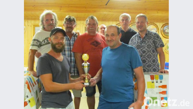 Das Gewinnerduo Josef Bauer und Michael Heindl (vorne, von links) mit dem Siegerpokal. Mit auf dem Bild (von links) Hubert Hetzer, Dieter Sticht, Hubert Süttner, Reinhold Schraml und Bernd Bauer. Bild: soj