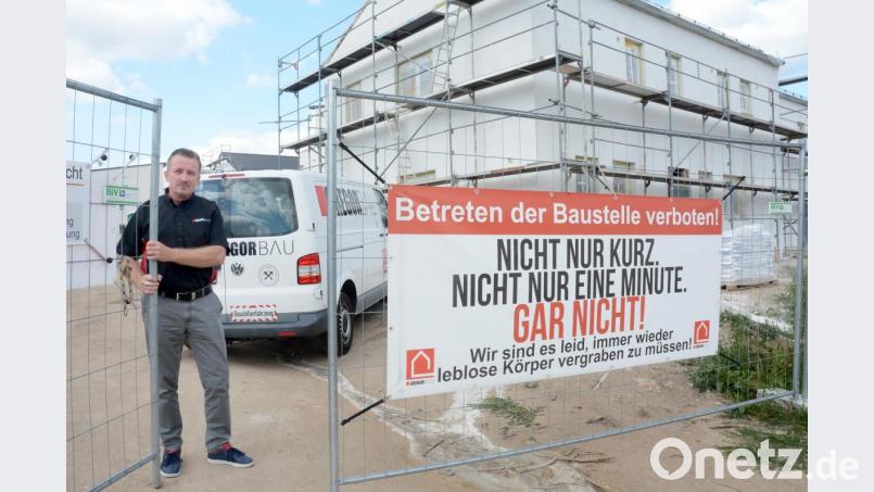 Zäune allein halten neugierige oder ungebetene Besucher nicht von Baustellen ab. Klaus Gregor ist ein Fan von schwarzem, englischem Humor. Den nutzt er, um auf den Baustellen seines Weidener Unternehmens vor dem Betreten zu warnen. Bild: Gabi Schönberger