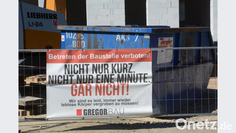 Mit reichlich schwarzem Humor warnt ein Weidener Bauunternehmen vor dem Betreten seiner Baustellen. Das Plakat hat es bei seiner Reise durch die sozialen Medien mittlerweile bis Norddeutschland geschafft. Bild: Gabi Schönberger