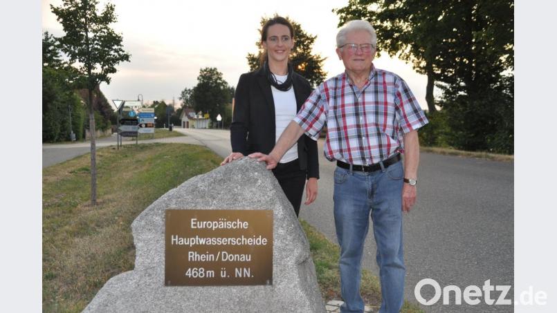 Simone Walter und Werner Veigl am Hinweisstein zur Wasserscheide, dem ebenfalls ein Abschnitt gewidmet ist. Bild: ak