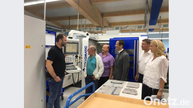 Firmenchef Joachim Bauer (links) stellte der Besuchergruppe mit Zweiter Bürgermeisterin Andrea Lang, Bürgermeister Rainer Rewitzer, MdB Albert Rupprecht, CSU-Ortsvorsitzenden Herbert Lindner und Josef Riedl, CSU-Ortsverband Burkhardsrieth die &quot;High-Tech&quot; Einrichtung des Unternehmens vor. Bild: bey