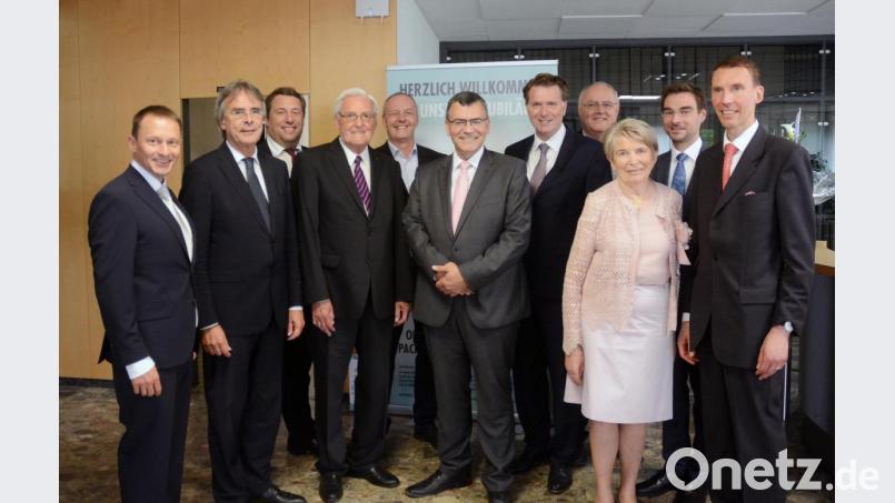 Glückwünsche aus Politik und Wirtschaft erhielten Christian Freuding, Renate Freuding-Spintler (vorne, von rechts) und Ernst Freuding (vierter von links). Die Festrede hielt der Leiter der Staatskanzlei, Florian Herrmann (Mitte). Bild: Gabi Schönberger