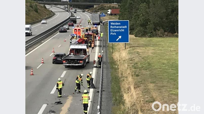 Eine Leichtverletzte, 20.000 Euro Sachschaden und Stau sind das Resultat eines Auffahrunfalls auf der A 93. Bild: Gabi Schönberger