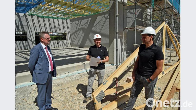 Architekt Martin Kunert (rechts) und Oberbauleiter Markus Hofmann vom Stadtbauamt stellen Bürgermeister Michael Göth die funktionale Bauweise der Garagen für die Fahrzeuge der Stadtgärtnerei vor. Bild: Andreas Royer