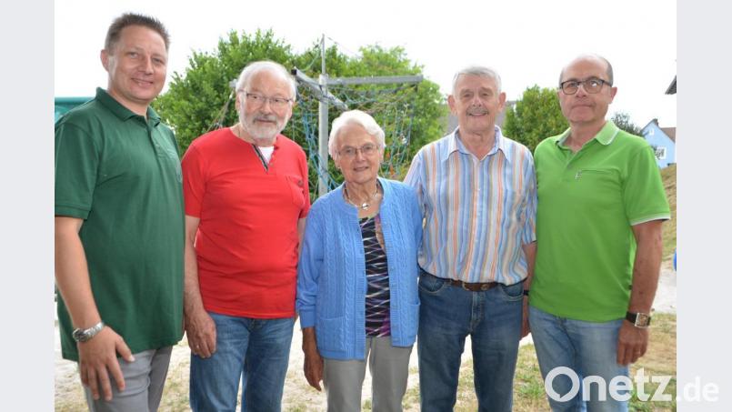 Der neue Vorsitzende Alexander Thomas (links) und Stellvertreter Werner Hanauer (rechts) ernannten den ehemaligen Vorsitzenden der Siedlergemeinschaft Vohenstrauß, Ludwig Köppl (Zweiter von links) zum Ehrenvorsitzenden. Erika Sollfrank (Mitte) und Ernst Schubert (Zweiter von rechts) wurden aufgrund ihrer enormen Verdienste zu Ehrenmitgliedern ernannt. Bild: dob