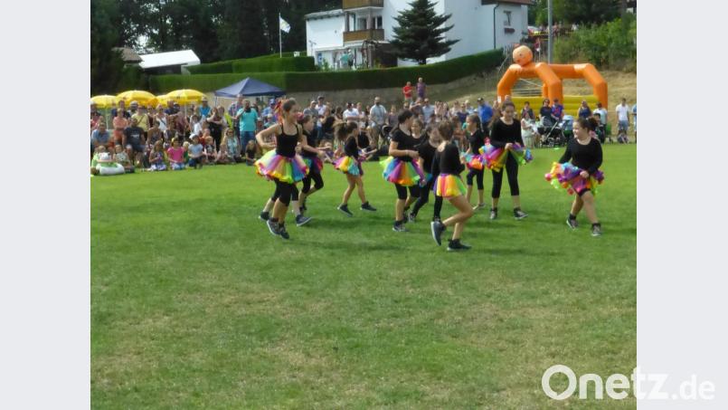 Alicia und Milena Szojna haben mit der Gruppe „Stardust“ von der Tanzsparte Acro&amp;Dance eine Hip-Hop-Variante eingeübt. Die Kinder zeigen i den Waldfestbesuchern ihr Können. Bild: ser