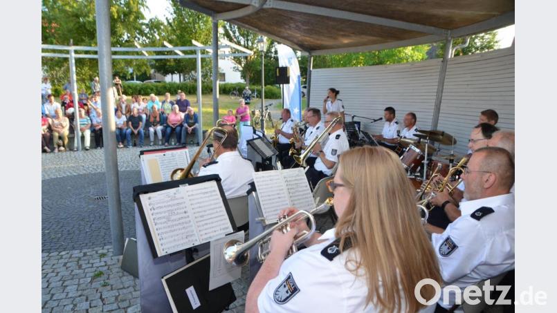 Die Musikerinnen und Musiker der Zollkapelle Nürnberg hinterließen eine wunderbar musikalische Visitenkarte, die bei den Zuhörern Beifallsstürme auslöste. Bild: dob
