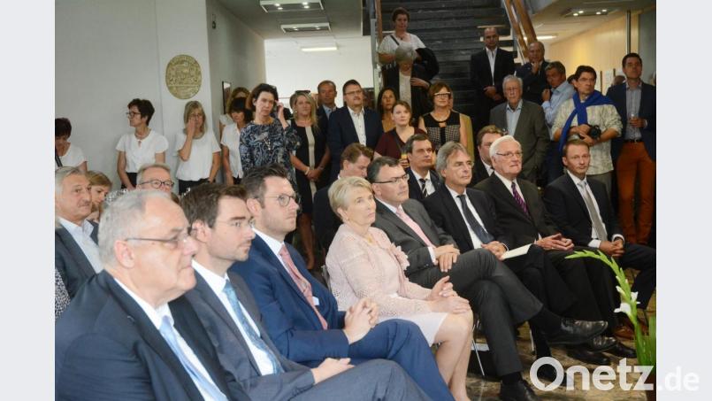 Gäste aus Politik und Wirtschaft, aber auch Kunden und Mitarbeiter hatten sich zu der Feierstunde von Spintler Druck und Verlag eingefunden. Bild: Gabi Schönberger